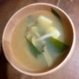 しめじと豆腐とわかめの味噌汁